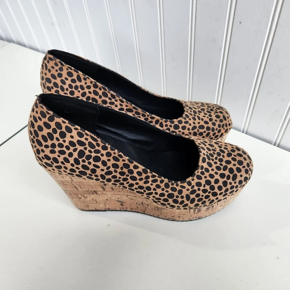 Women Pumps Platform 2in on front 4in on back of shoe High Heels size 9.5